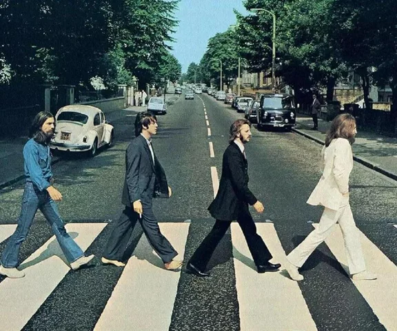 Spacer The Beatles po ulicy Abbey Road: Jak zwykłe przejście stało się wizualną ikoną popkultury?