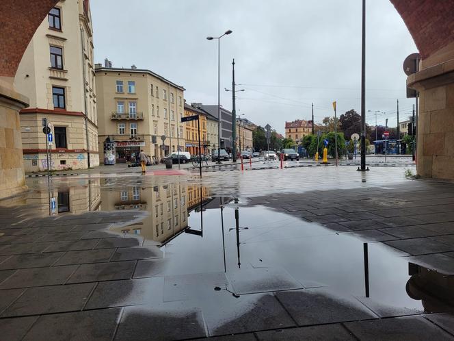 Niż genueński nad Polską. Kraków skąpany w deszczu