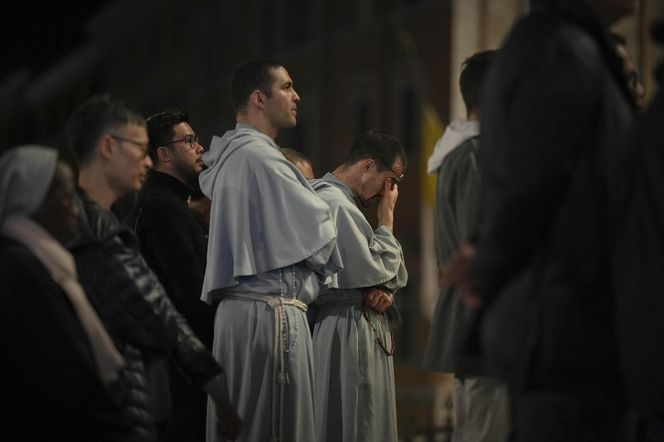 Tłumy w Watykanie. Wierni oddają hołd papieżowi Franciszkowi