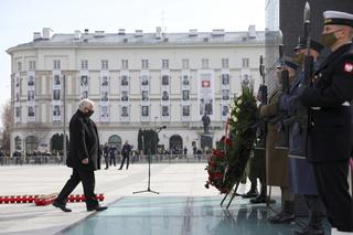 Jarosław Kaczyński podczas uroczystości złożenia kwiatów pod pomnikiem Ofiar katastrofy smoleńskiej, na pl. Piłsudskiego w Warszawie