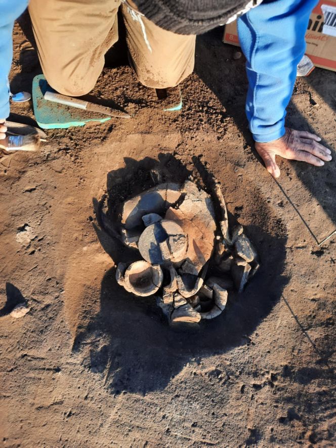 Na polu pod Inowrocławiem archeolodzy odkryli cmentarzysko sprzed 2 tysięcy lat! Wojowników pochowano z tarczami i oszczepami