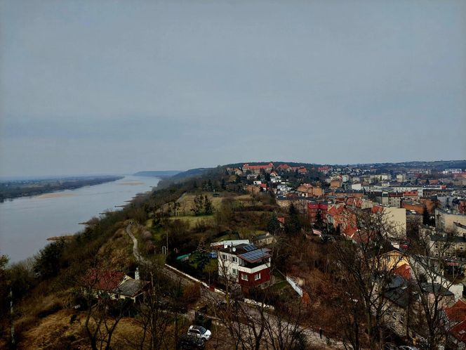 Kierunek: Grudziądz. Kuszą tężnia w szklanej piramidzie i unikatowe spichrze nad Wisłą. Z jednej strony są jak kamieniczki, z drugiej jak mury obronne