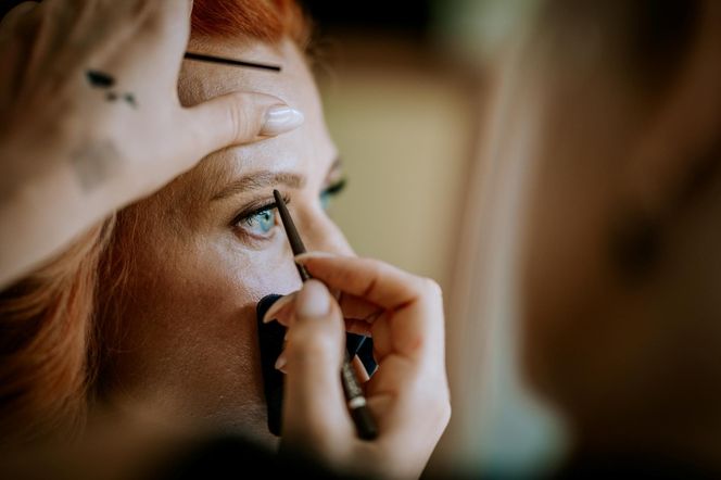 Odwołaj wizyte u makijażystki i sama zrób kreskę na opadającej powiece. W ten sposób otworzysz oko i odejmiesz sobie lat. Kobiety po 50-tce muszą poznać ten trick