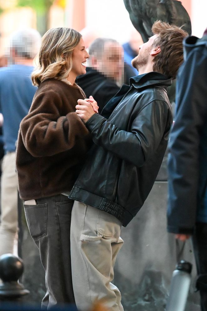 Maciej Musiał całował ukochaną na balkonie