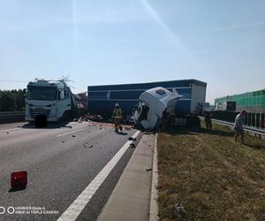 Zderzenie ciężarówek i busa na A1 w Śląskiem