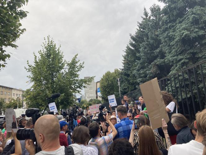 Manifestacja "Nigdy nie będziesz szła sama" w Warszawie. Strajk Kobiet pod Komendą Stołeczną Policji