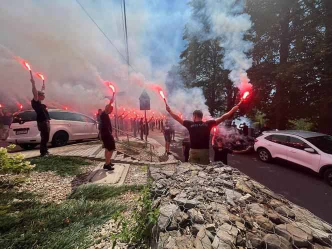 Pogrzeb tragicznie zmarłego kibica BKS-u. Pożegnali go bliscy i kibice 