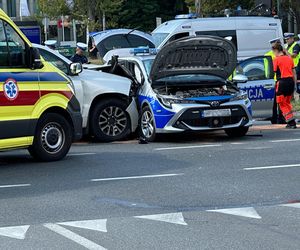 Wypadek radiowozu w Warszawie. Cztery osoby ranne, w tym policjanci