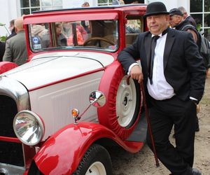 Było spotkanie z modą, muzyką i samochodami z lat 20. w Korczewie. Za nami impreza „Magia lat 20-tych” 2025