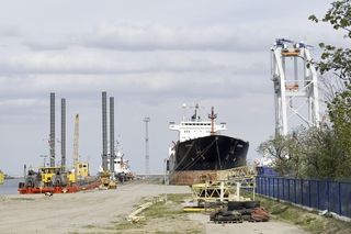 Opuszczony rosyjski statek w porcie w Gdyni