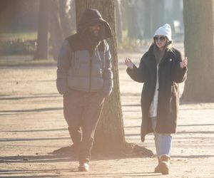 Agnieszka Kaczorowska i Marcin Rogacewicz  na spacerze