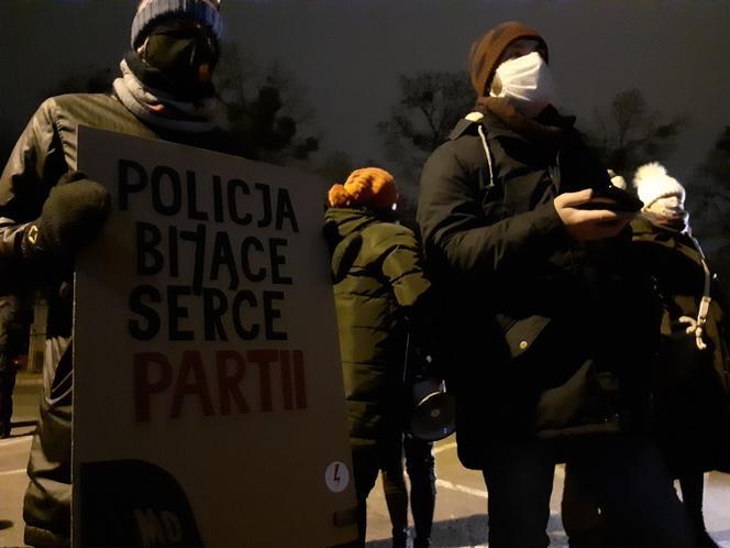 Strajk kobiet w Toruniu. Protest pod komendą policji. "Tchórze, tchórze!" 