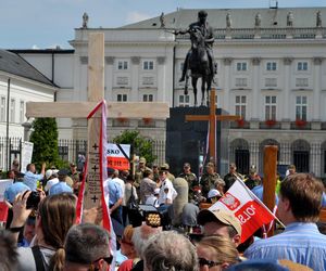 15. rocznica katastrofy smoleńskiej. Burzliwa historia krzyża sprzed Pałacu Prezydenckiego