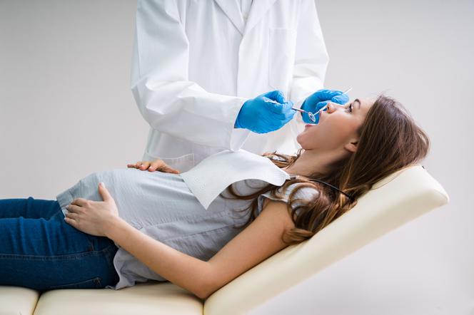 Znieczulenie zębów w ciąży: to nieprawda, że w ciąży nie można borować w znieczuleniu!