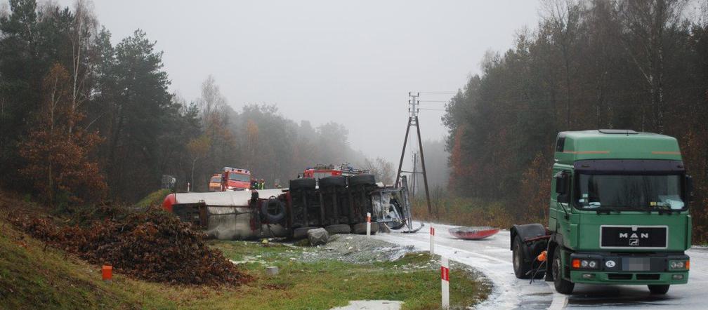 Cysterna przewróciła się na zakręcie
