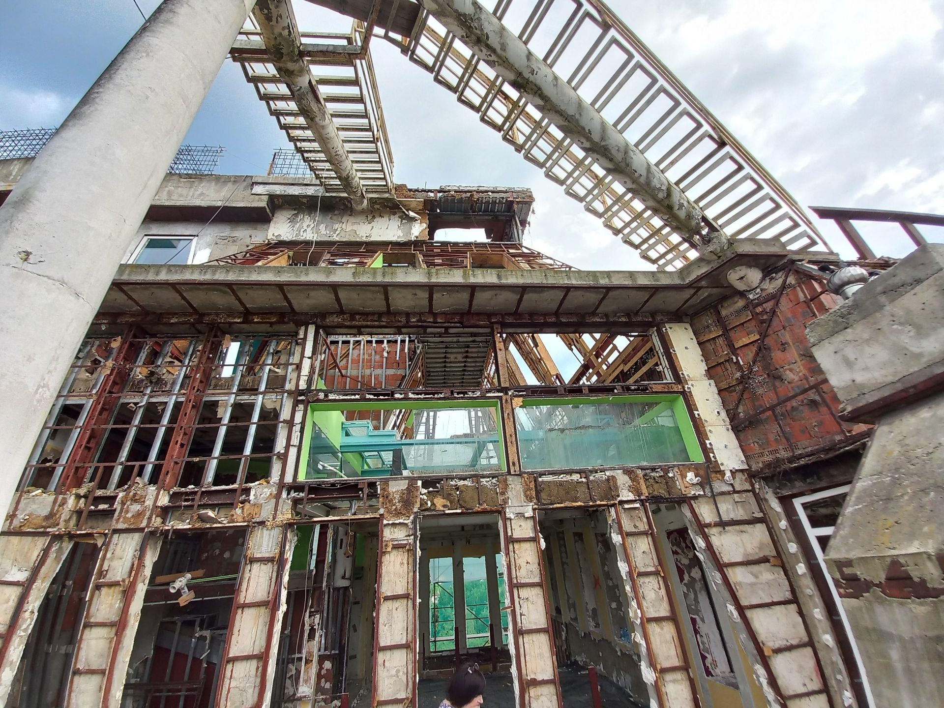 Rozbiórka słynnej willi na dachu bloku