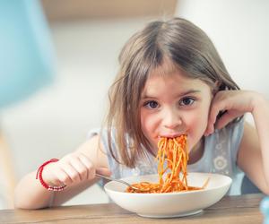 Bądź grzeczny, zjedz obiadek. Tak właśnie wpędzasz dziecko w uzależnienie 