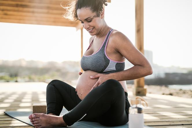 Kobieta w ciąży  ćwicząca na pomoście 