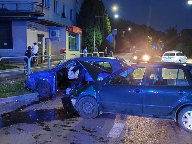 Wypadek na Konstytucji w Starachowicach. Zderzył się Volkswagen i Skoda