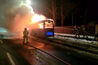 Bus stanął w ogniu! Samochód doszczętnie spłonął