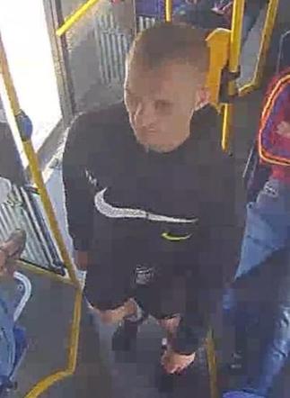 Podbiegł do kobiety i zerwał łańcuszek z szyi! Ściga go policja z Bydgoszczy