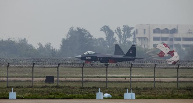 Chińskie samoloty J-10 i J-31 