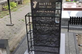 Przepiękny pomnik i morze białych kwiatów upamiętnia śmierć rodziny z Włocławka