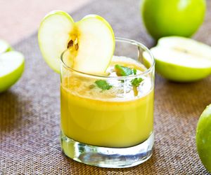 Koktajl na odchudzanie o smaku szarlotki. Zachowasz uczucie sytości i przyspieszysz trawienie