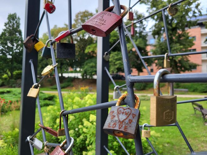 Miłość na kłódkę. Tu zakochani zostawiają symbol swoich uczuć!