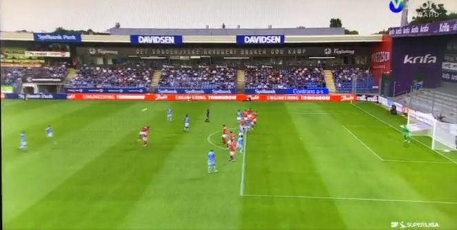 Kuriozalna scena w lidze duńskiej. Piłkarz przekopał stadion! [WIDEO]
