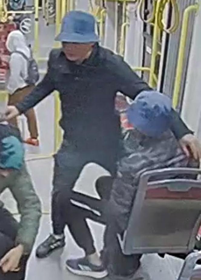 Niepełnosprawny wypchnięty z tramwaju trafił do szpitala! Policja szuka mężczyzn ze zdjęć