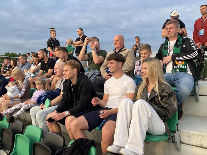 Kibice na otwarciu stadionu w Starachowicach