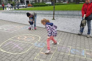 Gliwice: Planszówki w plenerze i gigantyczne szachy na skwerze pod biblioteką