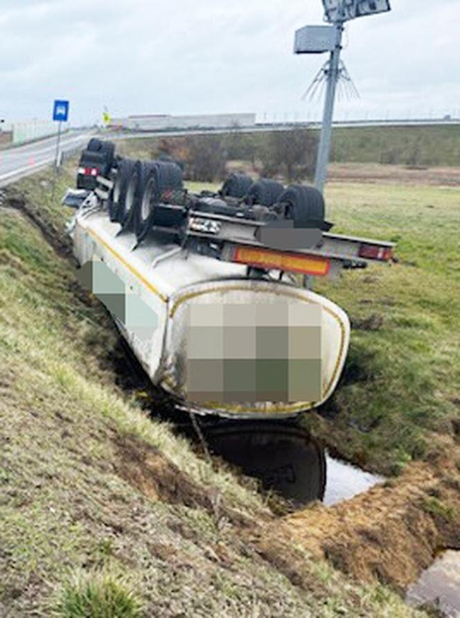 Cysterna roztrzaskała się pod Wyszkowem! Samochód na dachu, pilna akcja służb