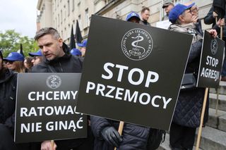 „Zginął, bo ratował”. Po śmierci lekarza przez Warszawę przeszedł Marsz Milczenia