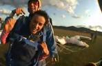 Kasia Smutniak i Pietro Taricone skaczą ze spadochronem
