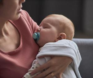 Te zdania budują więź z dzieckiem. Mów tak do niego każdego dnia zanim zaśnie