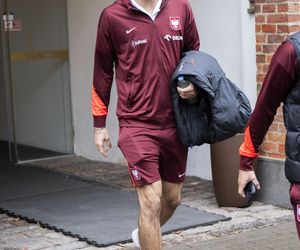 Reprezentacja zmokła na spacerze. Lewandowski się krył przed deszczem