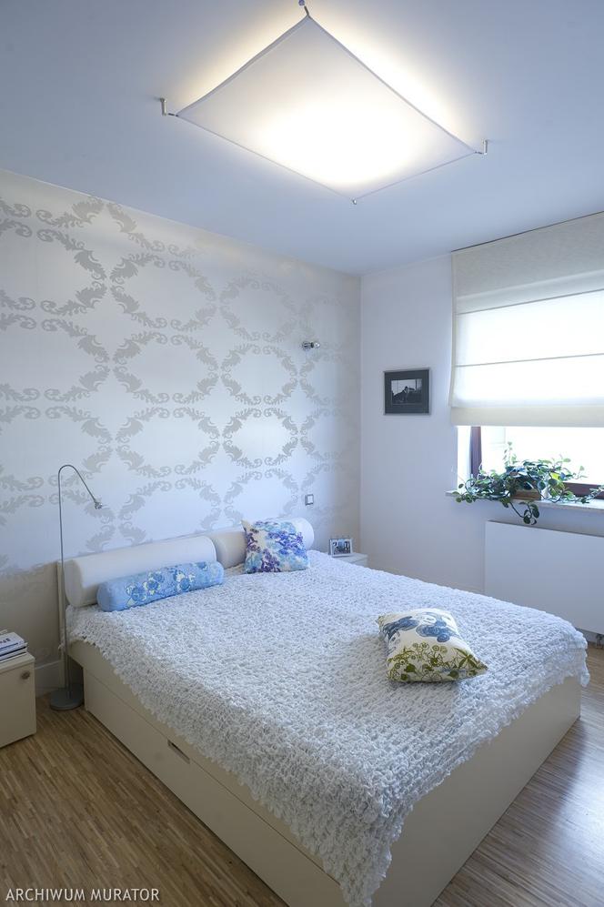 Sypialnia z dekoracyjną tapetą