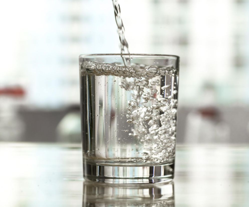 Szklanka wody na czczo – czy naprawdę działa? Lekarka tłumaczy