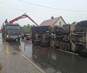 Wypadek w Mircu! Przewróciła się ciężarowka z drewnem, uszkodziła gazociąg