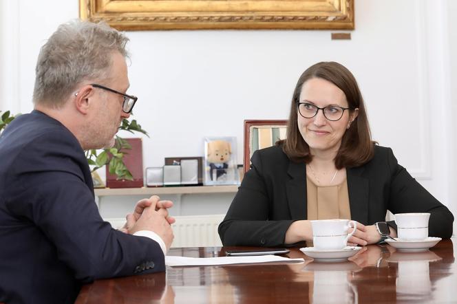 Wicenaczelny "Super Expressu" Hubert Biskupski w rozmowie z minister finansów Magdaleną Rzeczkowską