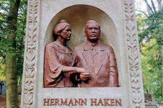 Grób Hermanna Hakena na Cmentarzu Centralnym w Szczecinie