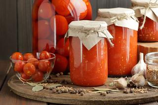Co zrobić z dużą ilością pomidorów? 13 pomysłów na przetwory z pomidorów nie tylko na zimę