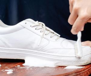 Jak wyczyścić białe trampki? Zmieszaj dwa składniki z pastą do zębów i nałóż na buty. Efekt jest olśniewający