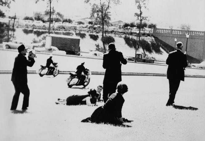 Tuż po zamachu. Na odgłos strzałów niektórzy rzucili się na ziemię, fotoreporterzy nadal robili zdjęcia