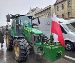 Dźwięk kilkuset klaksonów niesie się po Bydgoszczy. Rolnicy: Bez nas będziecie głodni, nadzy i trzeźwi