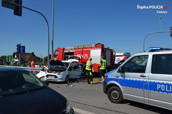 Groźny wypadek w Ustroniu. OLBRZYMIA siła uderzenia! W środku było dziecko