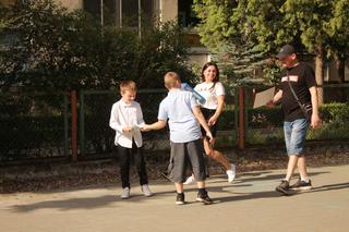 Zakończenie roku szkolnego 2023/2024 we Wrocławiu. Tak uczniowie świętują początek wakacji [ZDJĘCIA]