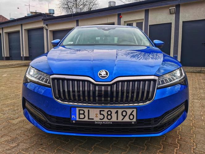 Nieoznakowany radiowóz Skoda Superb w łomżyńskiej policji